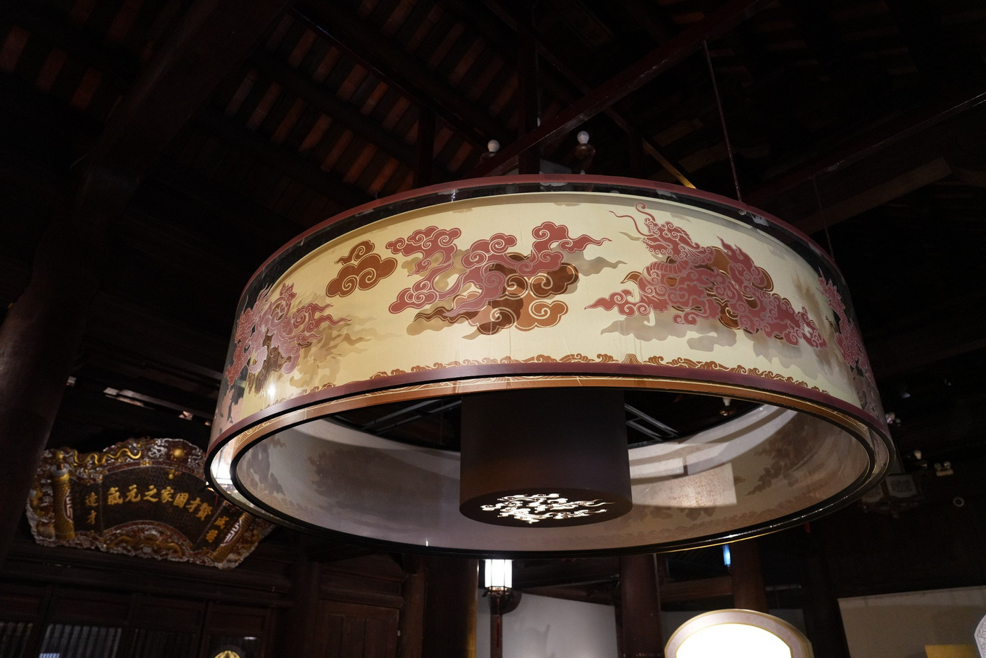 Trưng bày chuyên đề mang đến cho khách tham quan những khám phá mới lạ về các họa tiết rồng trên 82 bia Tiến sĩ Thăng Long hiện được lưu giữ và bảo tồn tại Di tích Quốc gia đặc biệt Văn Miếu - Quốc Tử Giám (VMQTG).