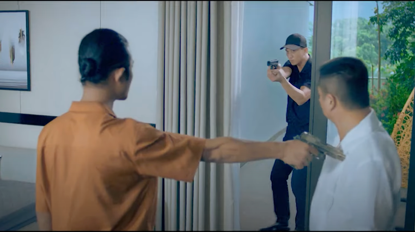 Những phân cảnh vây bắt ông trùm Hưng "khẹc" để lộ nhiều sạn. Những phân cảnh vây bắt ông trùm Hưng "khẹc" để lộ nhiều sạn.