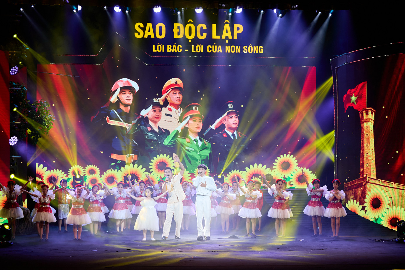 Điểm nhấn của chương 3 là hai ca khúc được nghệ sĩ Tuyết Minh sáng tác riêng cho chương trình mang tên Người lính an ninh biệt động Sài Gòn và Lời Bác - Lời của non sông. Người lính an ninh biệt động Sài Gòn tri ân những người con ưu tú của Việt Nam đã dâng hiến trọn vẹn cuộc đời mình cho Tổ quốc trong trận tổng tiến công Tết Mậu Thân 1968. Trường ca Lời Bác - Lời của non sông là khoảng lặng tri ân cố Tổng Bí thư Nguyễn Phú Trọng với tình cảm thiêng liêng, niềm xúc động sâu lắng. Ảnh: Minh Khánh.