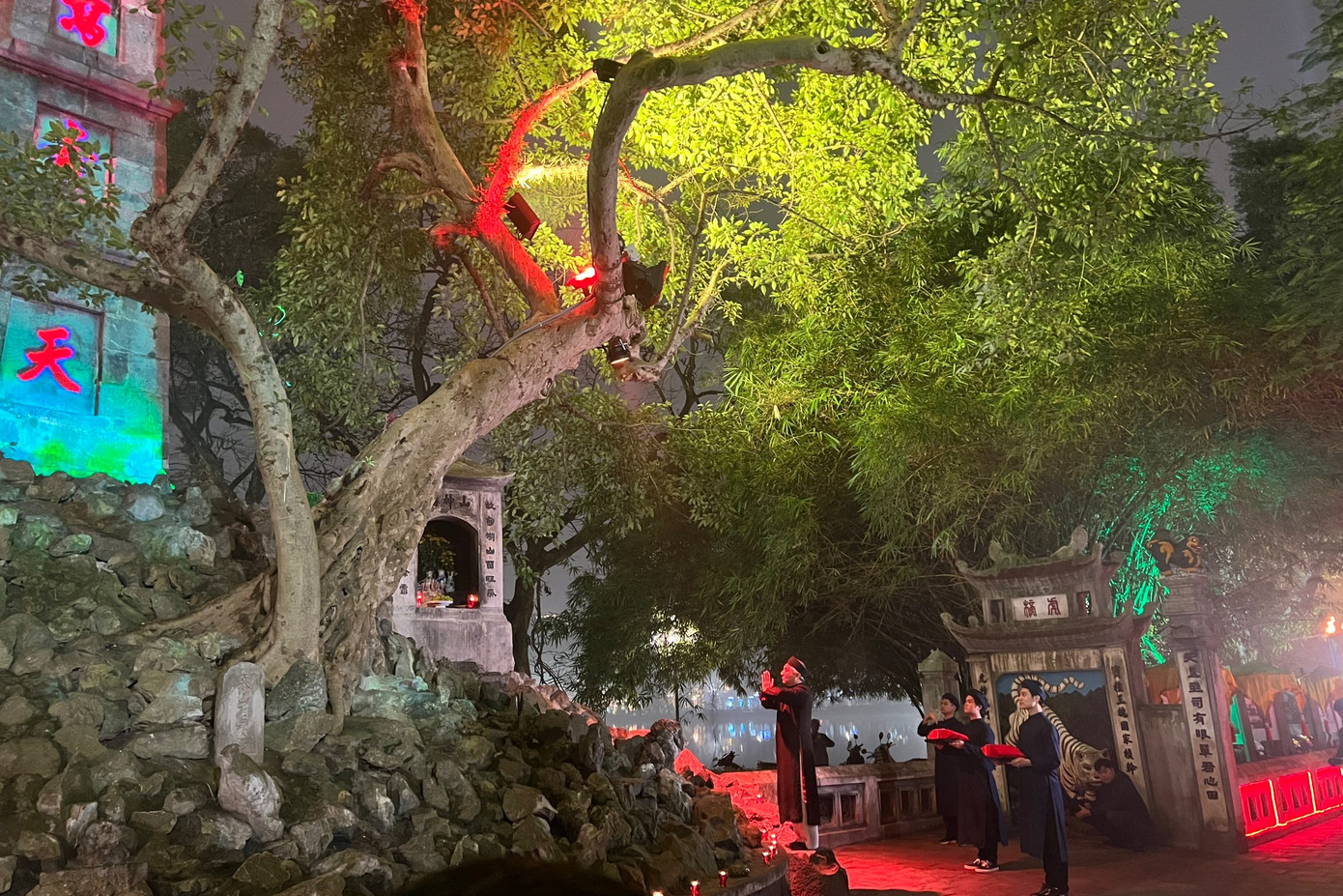 Lễ ban chữ thánh hiền được thực hiện tại khu vực Tháp Bút.