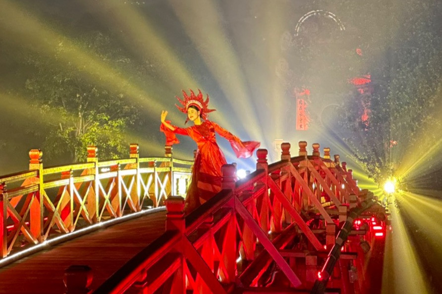 Trong chương trình, du khách được nghe những giai điệu về Hà Nội.