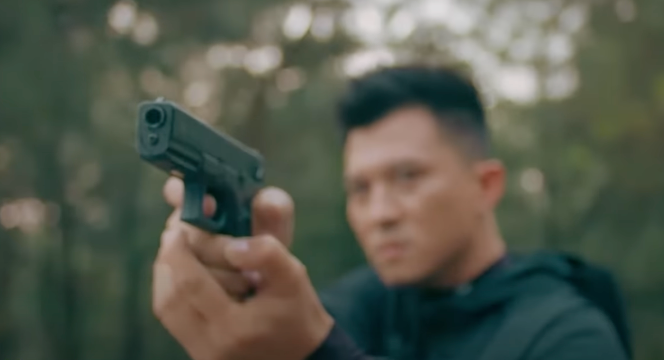 Long (Hà Việt Dũng) kịp thời giải cứu Hồng và bắt trọn bè phái của Quân "già".