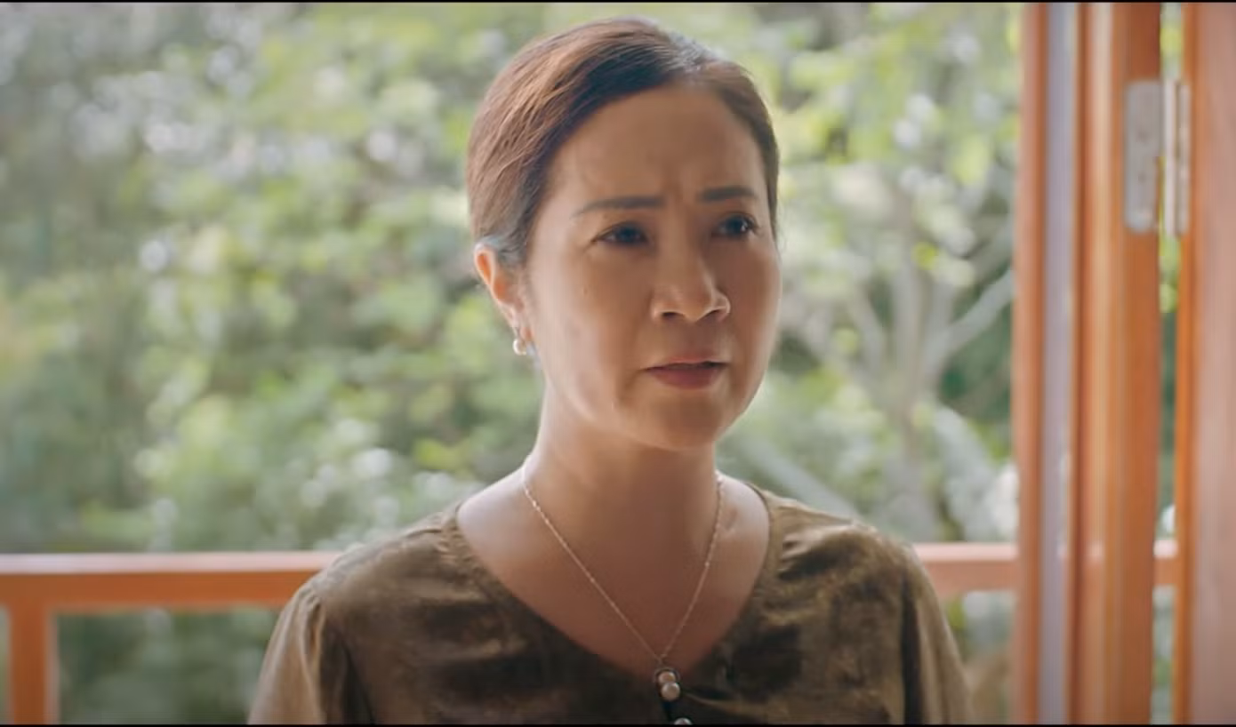 Bà Mộc (NSƯT Nguyệt Hằng) trách Bà Mộc trách Hồng đã phụ lòng tin của Lê Toàn khi giao gia đình cho anh.
