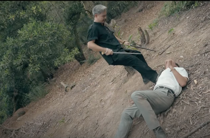 Hồng suýt chết dưới kiếm của Quân "già".