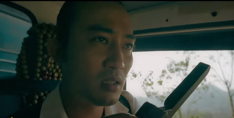 Hồng (Doãn Quốc Đam) tham gia vào chiến dịch vây bắt ông trùm Quân "già" (Vĩnh Xương) với công an.