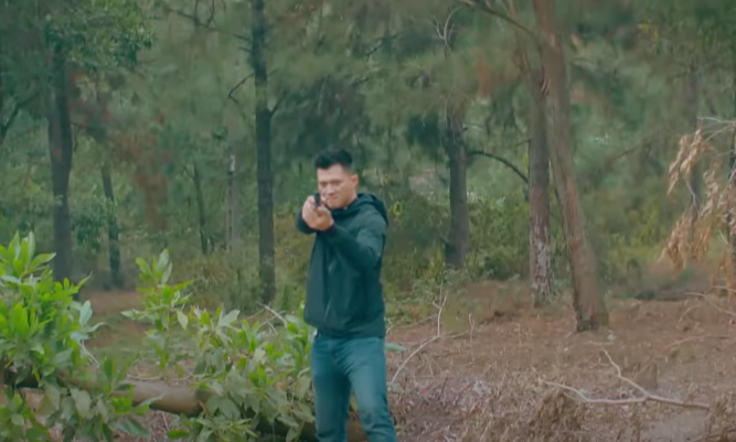 Long (Hà Việt Dũng) kịp thời giải cứu Hồng và bắt trọn bè phái của Quân "già".