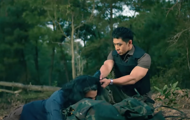 Long (Hà Việt Dũng) kịp thời giải cứu Hồng và bắt trọn bè phái của Quân "già".