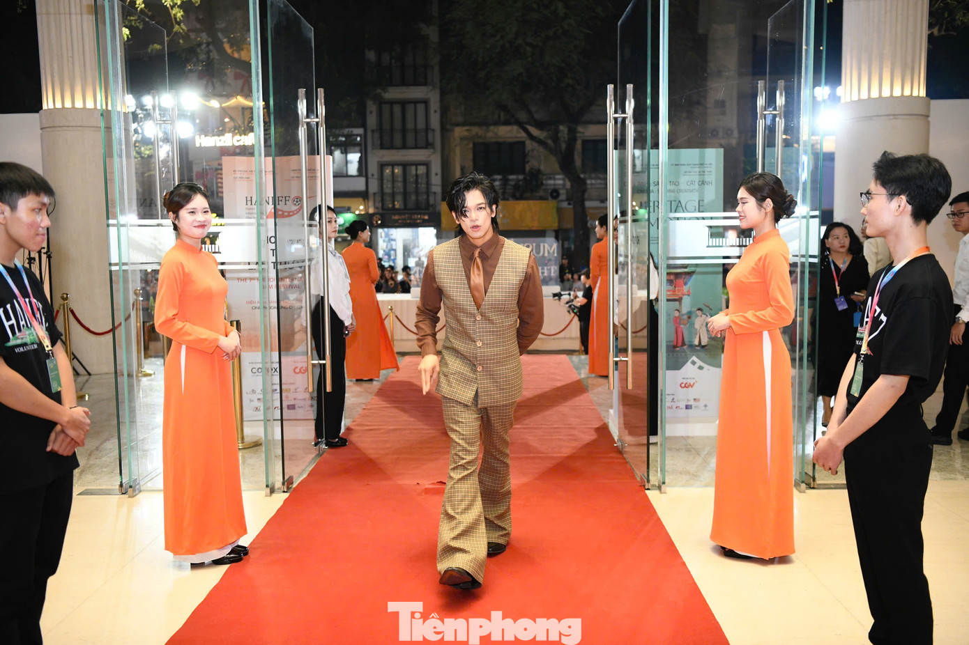 Để lại ấn tượng lớn với công chúng sau khi tham gia chương trình Anh trai vượt ngàn chông gai, anh tài Trọng Hiếu và Cường Seven được chào đón trong vòng tay của khán giả Thủ đô. Để lại ấn tượng lớn với công chúng sau khi tham gia chương trình Anh trai vượt ngàn chông gai, anh tài Trọng Hiếu và Cường Seven được chào đón trong vòng tay của khán giả Thủ đô.