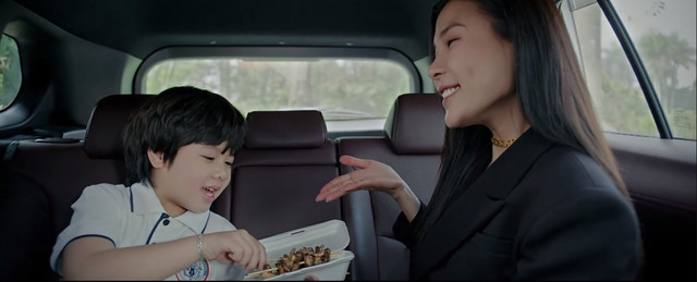 Mỹ Đình (Thúy Diễm) đã lừa bé Gôn đi để ép Nghĩa (Quang Sự) nhận tội.