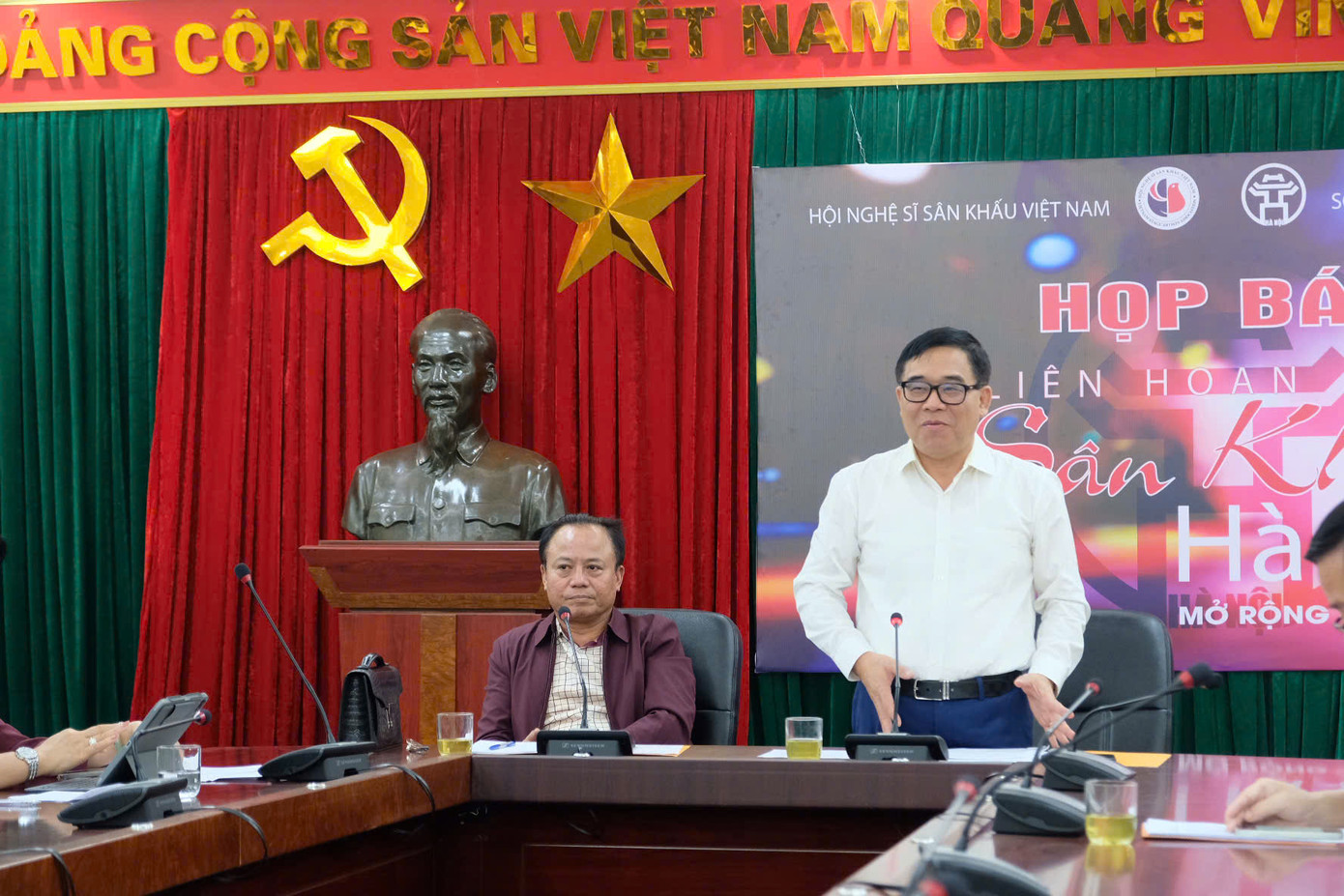 Ông Đỗ Đình Hồng - Giám đốc Sở Văn hóa và Thể thao Hà Nội - giải thích lý do Liên hoan Sân khấu Hà Nội mở rộng 2024 sau gần một tháng cao điểm kỷ niệm 70 năm Giải phóng Thủ đô. Ảnh: Cẩm Tú.