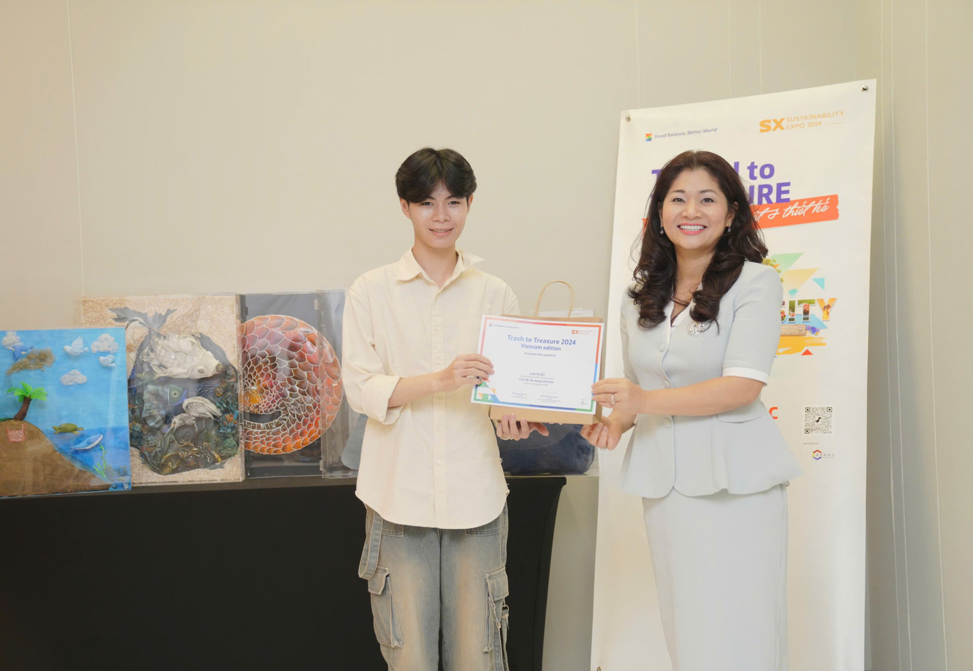 Tác phẩm Bảo vệ sự cân bằng của thí sinh Đinh Công Duy đoạt giải Nhất cuộc thi sáng tạo Nghệ thuật bằng tái chế vật liệu. Tác phẩm Bảo vệ sự cân bằng của thí sinh Đinh Công Duy đoạt giải Nhất cuộc thi sáng tạo Nghệ thuật bằng tái chế vật liệu.