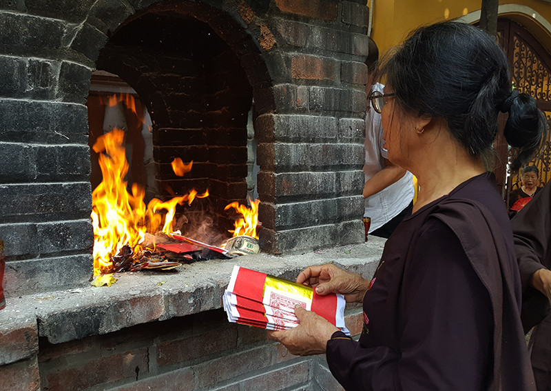 Đốt vàng mã trở thành một thói quen khó bỏ của nhiều người khi đến chiêm bái các ngôi đền, chùa.