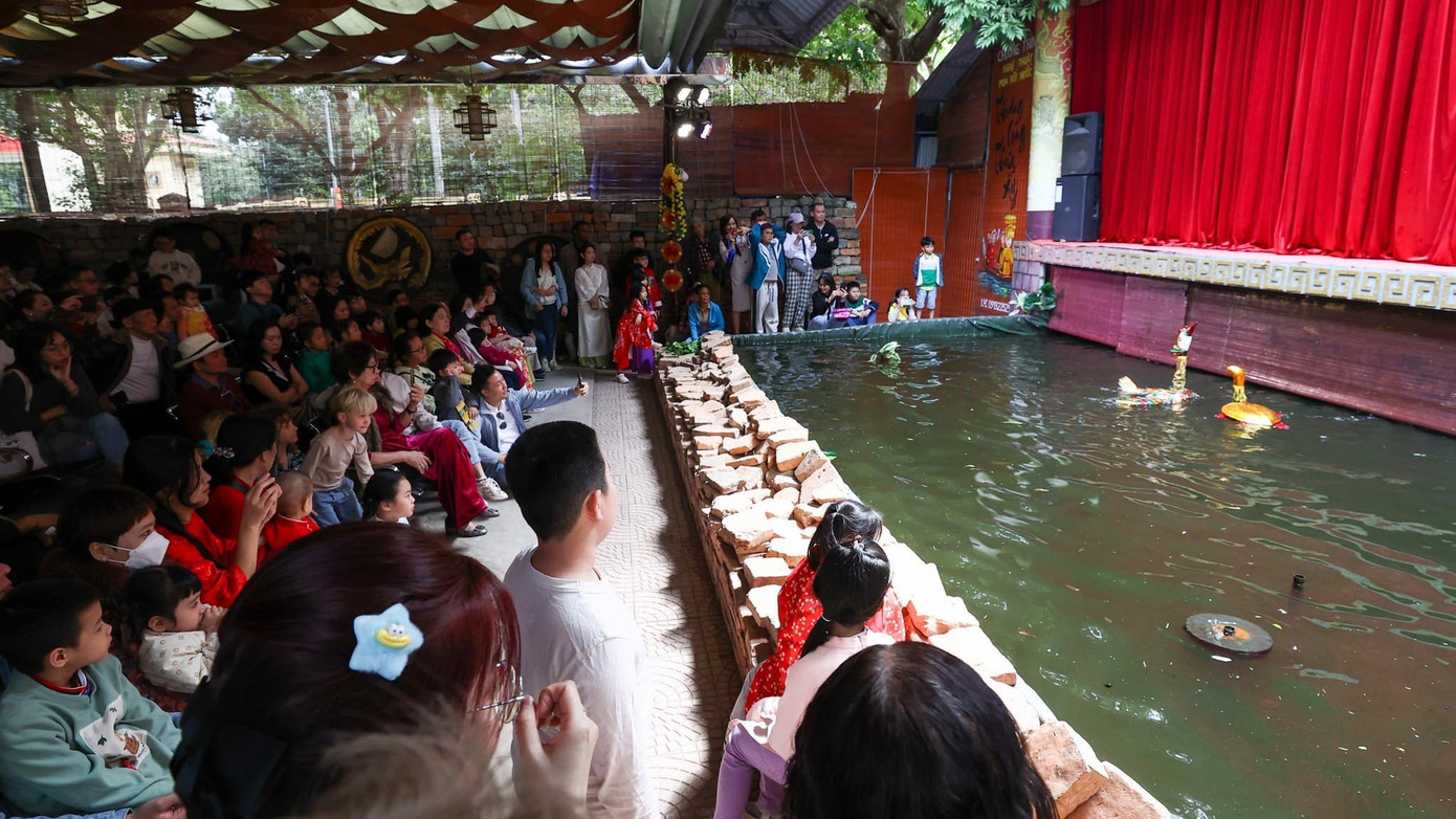 Chuỗi hoạt động Tết Việt tại Hoàng thành thu hút du khách. Chuỗi hoạt động Tết Việt tại Hoàng thành thu hút du khách.