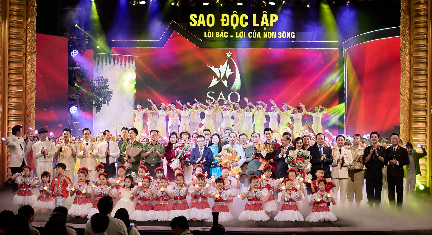 Với niềm tự hào về quá khứ hào hùng, niềm tin và khát vọng vươn lên chung tay xây dựng đất nước, thế hệ hôm nay tiếp tục vượt qua khó khăn, thách thức, đoàn kết xây dựng và bảo vệ đất nước. Ảnh: Minh Khánh.