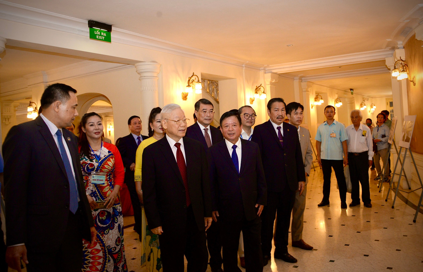 Tổng Bí thư nhấn mạnh tài năng và nhiệt huyết của văn nghệ sĩ đóng góp xứng đáng vào việc hình thành hệ giá trị mới, xây dựng nền văn hóa, văn học nghệ thuật Việt Nam tiên tiến, đậm đà bản sắc dân tộc. "Chính tình hình tư tưởng, tình cảm của đội ngũ trí thức, văn nghệ sĩ hiện nay đã góp phần quan trọng vào sự ổn định chính trị của xã hội, sự phát triển của đất nước”, Tổng Bí thư Nguyễn Phú Trọng nêu. Tổng Bí thư căn dặn văn nghệ sĩ đừng để sự tầm thường, dễ dãi ám ảnh mình.