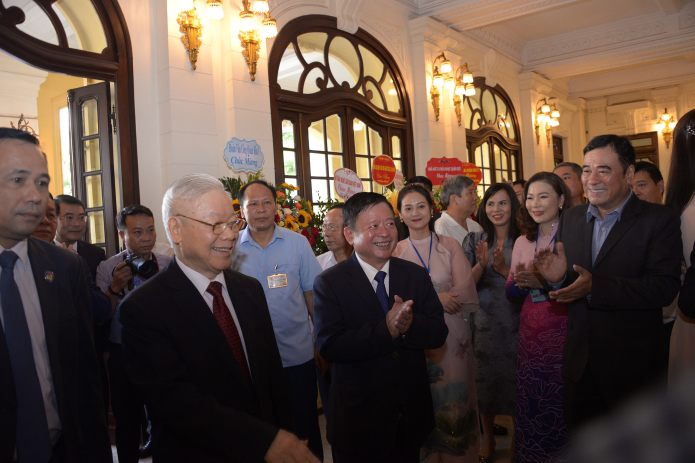 Tổng Bí thư nhấn mạnh tài năng và nhiệt huyết của văn nghệ sĩ đóng góp xứng đáng vào việc hình thành hệ giá trị mới, xây dựng nền văn hóa, văn học nghệ thuật Việt Nam tiên tiến, đậm đà bản sắc dân tộc. "Chính tình hình tư tưởng, tình cảm của đội ngũ trí thức, văn nghệ sĩ hiện nay đã góp phần quan trọng vào sự ổn định chính trị của xã hội, sự phát triển của đất nước”, Tổng Bí thư Nguyễn Phú Trọng nêu. Tổng Bí thư căn dặn văn nghệ sĩ đừng để sự tầm thường, dễ dãi ám ảnh mình.
