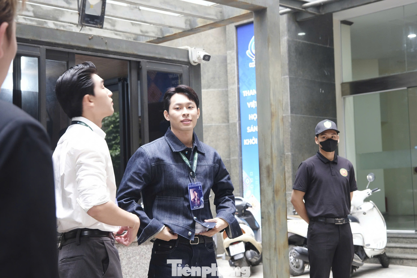 Sáng 6/12, Trung ương Đoàn tổ chức giao lưu, gặp gỡ các nghệ sĩ trẻ tham gia chương trình Anh trai say hi.