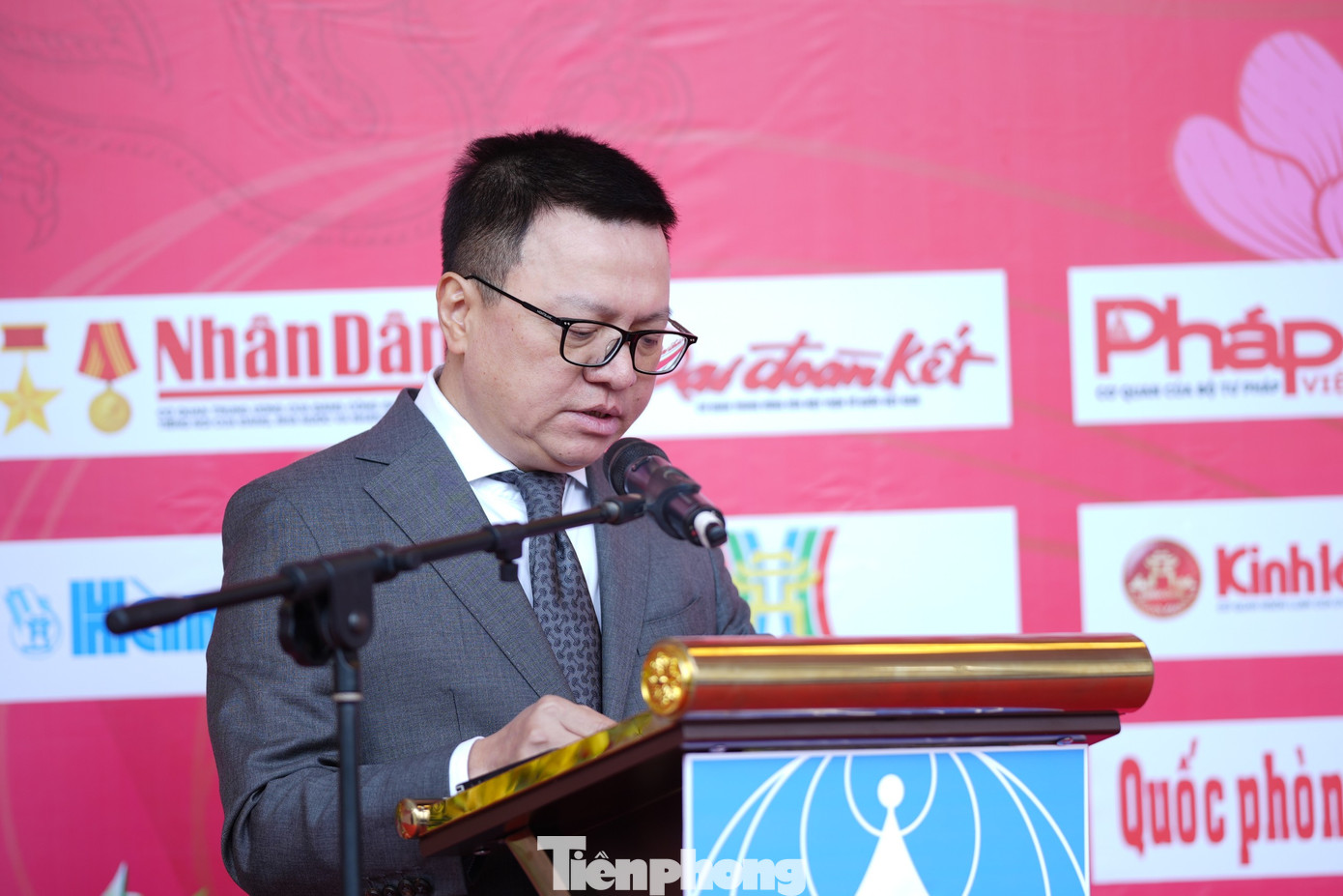 Ông Lê Quốc Minh - Ủy viên T.Ư Đảng, Phó trưởng ban Tuyên giáo T.Ư, Chủ tịch Hội Nhà báo Việt Nam - khẳng định hội báo xuân là ngày hội của những người làm báo tại Hà Nội với nhiều nét đặc thù của Thủ đô. “Với nhiều gian hàng trưng bày rất ấn tượng, các ấn phẩm báo Tết có nhiều tác phẩm đẹp về hình thức và phong phú về nội dung, phản ánh đầy đủ, toàn diện các hoạt động kinh tế xã hội, chính trị, an ninh, quốc phòng của Thủ đô và đất nước trong năm qua”, Ông Lê Quốc Minh nêu.