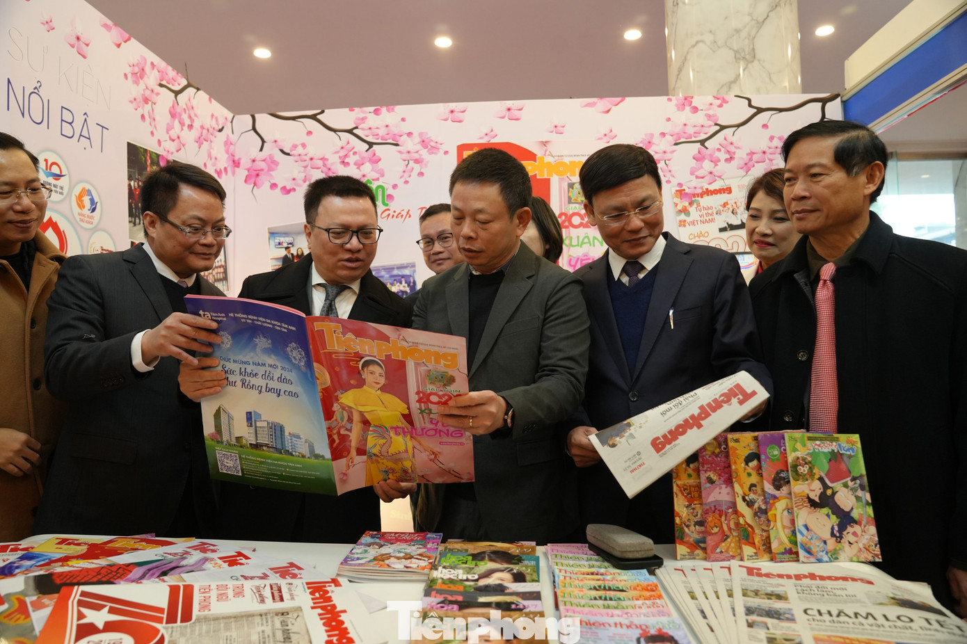 Chủ tịch Hội Nhà báo Việt Nam bày tỏ sự tin tưởng năm 2024, các cơ quan báo chí sẽ tiếp tục đóng góp, đồng hành, chia sẻ với Thủ đô trong sự phát triển rất đáng tự hào, để phấn đấu hoàn thành tốt các chỉ tiêu đề ra, góp phần vào sự phát triển chung của đất nước. Nhà báo Phùng Công Sưởng - Phó Tổng biên tập Báo Tiền Phong (thứ ba từ phải qua) - giới thiệu gian trưng bày và các ấn phẩm báo Tết ấn tượng cho đoàn đại biểu do Chủ tịch Hội Nhà báo Việt Nam dẫn đầu.