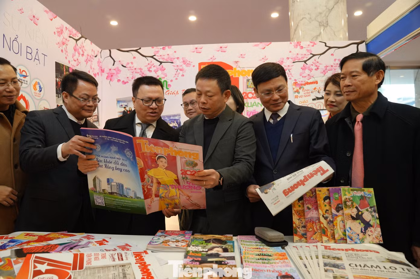 Gian trưng bày báo Tiền Phong tại Hội báo Xuân Giáp Thìn - Hà Nội 2024. Ảnh: TRỌNG QUÂN Gian trưng bày báo Tiền Phong tại Hội báo Xuân Giáp Thìn - Hà Nội 2024. Ảnh: TRỌNG QUÂN
