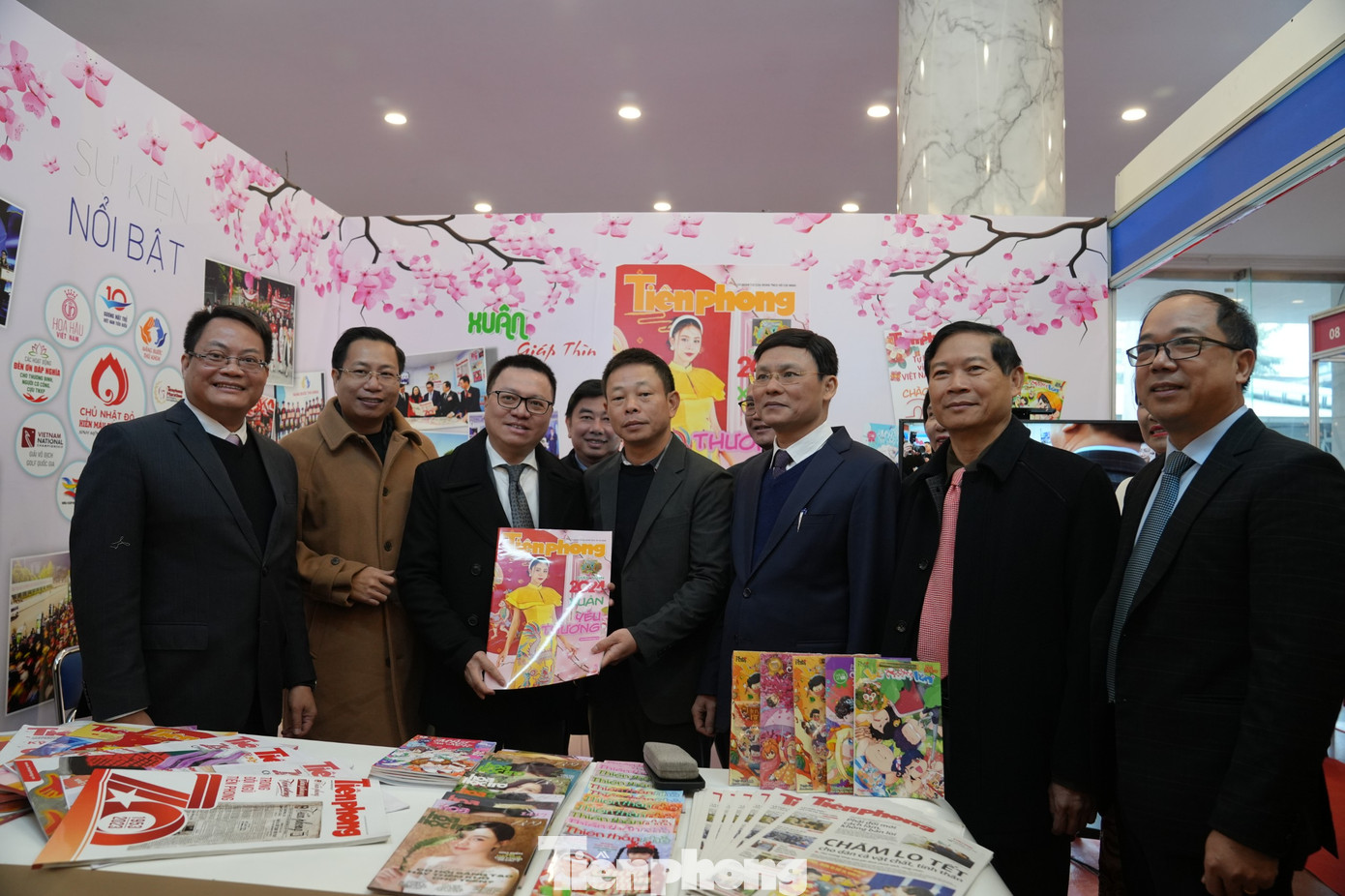 Tại Hội báo Xuân còn diễn ra nhiều hoạt động chuyên sâu, văn hóa, trao đổi công nghệ làm báo, chấm giải và trao thưởng cho những gian hàng đẹp, bìa báo Tết ấn tượng và bài báo hay viết về Hà Nội.