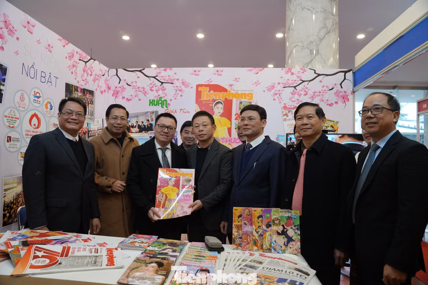 Tại Hội báo Xuân còn diễn ra nhiều hoạt động chuyên sâu, văn hóa, trao đổi công nghệ làm báo, chấm giải và trao thưởng cho những gian hàng đẹp, bìa báo Tết ấn tượng và bài báo hay viết về Hà Nội.
