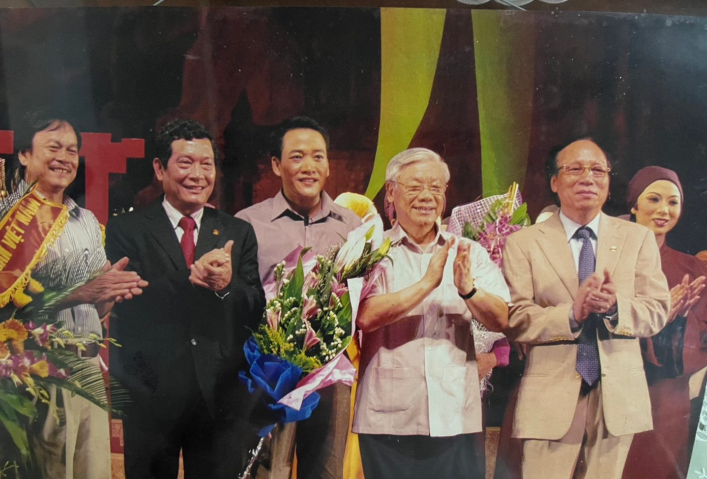 Tổng Bí thư quan tâm đến nghệ thuật truyền thống, vì thế NSND Lê Tiến Thọ - nguyên Thứ trưởng Bộ VHTTDL, Chủ tịch Hội Nghệ sĩ Sân khấu Việt Nam (bìa phải) - đã mời Tổng Bí thư đi xem vở chèo Ni cô Đàm Vân của tác giả Học Phi trong đợt kỷ niệm tác giả tròn 100 tuổi tại rạp Kim Mã (Hà Nội). “Sau khi vở diễn kết thúc, Tổng Bí thư chúc mừng tác giả Học Phi và Nhà hát Chèo đã biểu diễn thành công vở diễn và chụp ảnh với các nghệ sĩ”, NSND Lê Tiến Thọ kể.