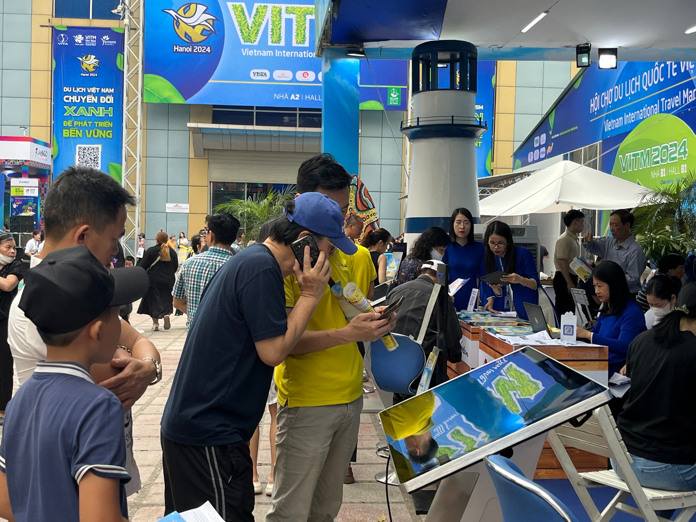 Các gian hàng của các công ty du lịch luôn tấp nập du khách tìm hiểu và mua tour. Các gian hàng của các công ty du lịch luôn tấp nập du khách tìm hiểu và mua tour.