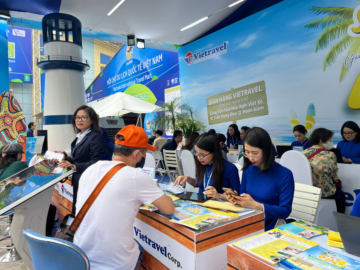 Phần lớn du khách tìm kiếm tour ngoại trong hội chợ VITM 2024. Phần lớn du khách tìm kiếm tour ngoại trong hội chợ VITM 2024.