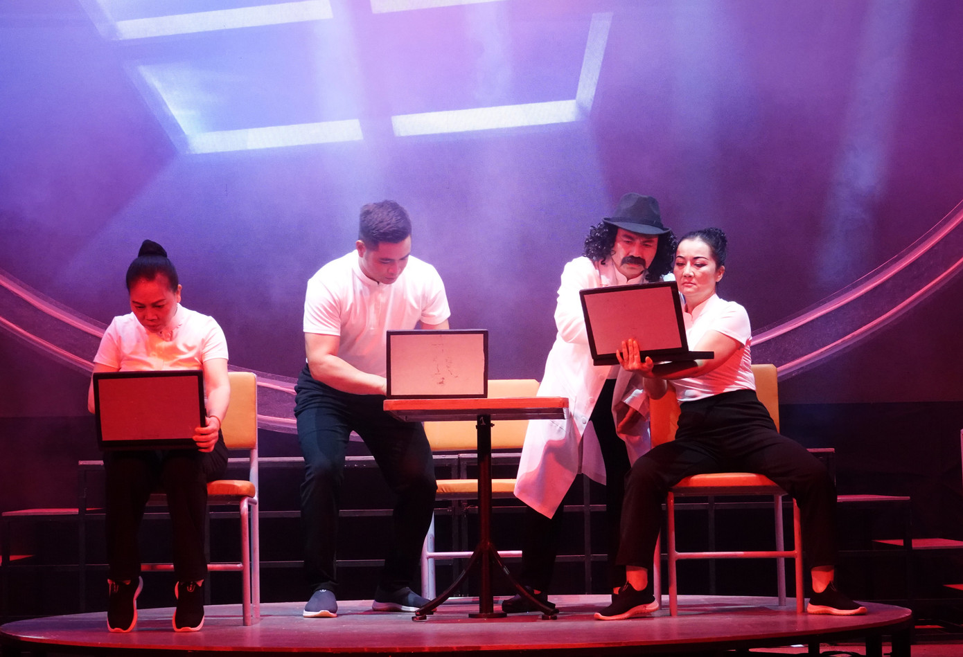 Vở Cánh cửa khép hờ xoay quanh câu chuyện của một gia đình giàu có mong muốn thế hệ kế cận kiệt xuất, vì thế đã bắt tay với một giáo sư để sinh ra một đứa trẻ đột biến.