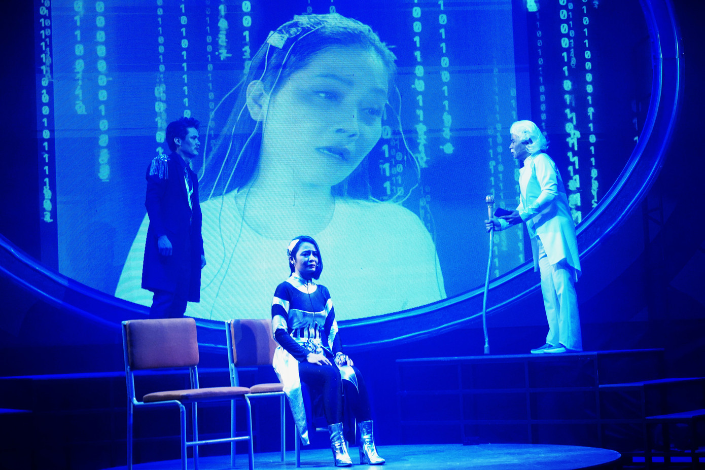 Vở cải lương đề tài giả tưởng Cánh cửa khép hờ do NSND Triệu Trung Kiên dàn dựng.