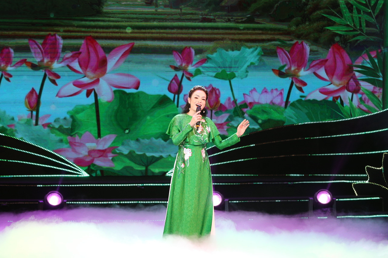 Ca khúc Từ Làng Sen được thể hiện dưới giọng ca của NSƯT Tân Nhàn.