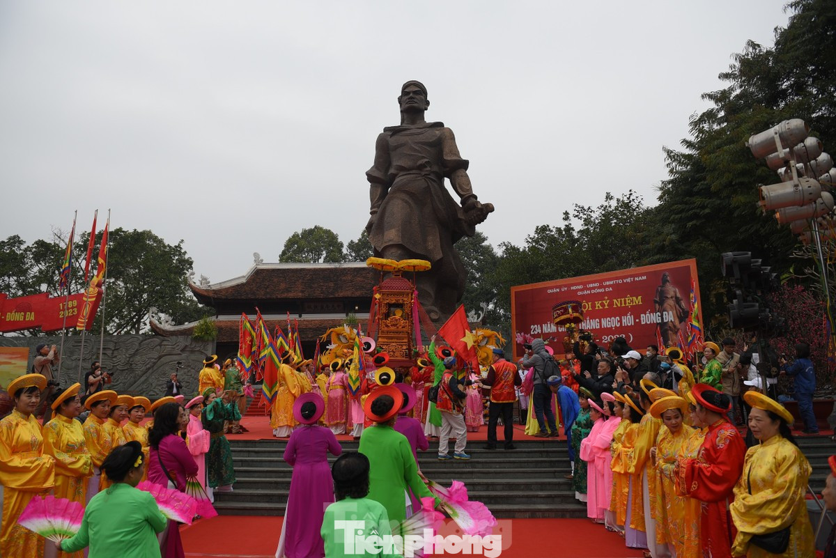 Màn rước kiệu Hoàng đế Quang Trung và Hoàng hậu Lê Ngọc Hân được chờ đón. Màn rước kiệu Hoàng đế Quang Trung và Hoàng hậu Lê Ngọc Hân được chờ đón.