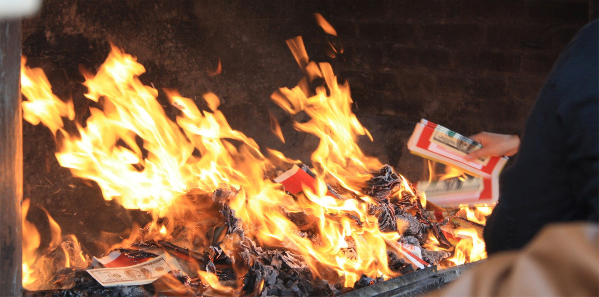 Đốt vàng mã trở thành một thói quen khó bỏ của nhiều người khi đến chiêm bái các ngôi đền, chùa.