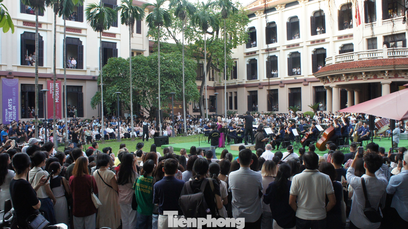 Chương trình Khi âm nhạc hòa quyện cùng mỹ thuật trở lại vào 6/10. Đây là lần thứ ba chương trình được tổ chức trong năm 2024. Với chủ đề Giai điệu mùa thu, hòa nhạc mang đến những màn trình diễn cuốn hút trong khuôn viên của Bảo tàng Mỹ thuật Việt Nam.