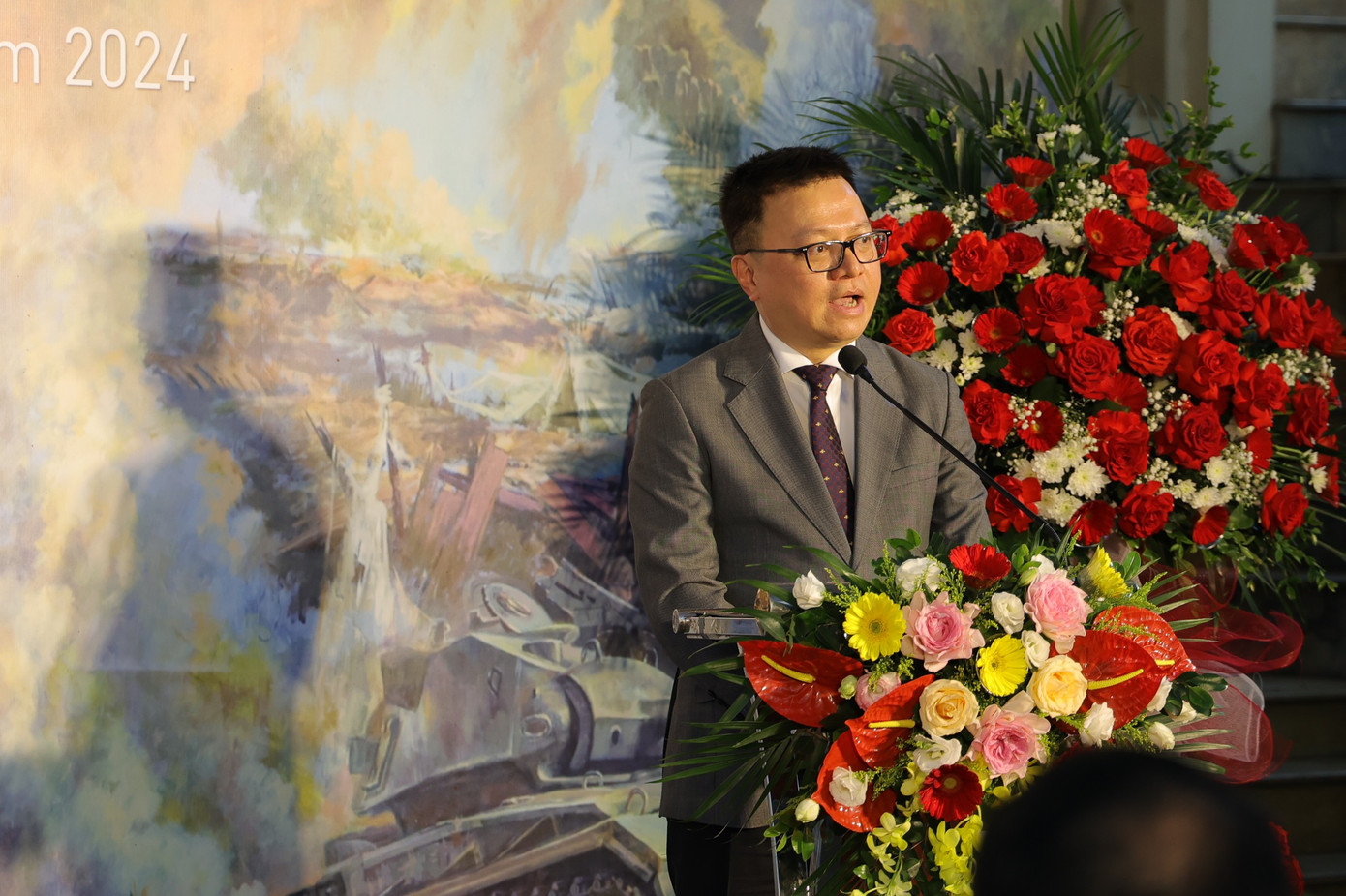 Phát biểu tại lễ khai mạc, ông Lê Quốc Minh - Ủy viên T.Ư Đảng, Chủ tịch Hội Nhà báo Việt Nam, Tổng biên tập báo Nhân Dân - cho biết nhân kỷ niệm 70 Chiến thắng Điện Biên Phủ, báo Nhân Dân xuất bản ấn phẩm ngày 7/5/2024 tăng thêm 12 trang thông tin đặc biệt, gồm 4 trang nội dung, 4 trang tóm tắt diễn tiến 56 ngày đêm chiến dịch dưới dạng nhật ký bằng tiếng Việt, tiếng Anh và 4 trang in toàn bộ bức tranh panorama Chiến dịch Điện Biên Phủ khắc họa sự hùng tráng của chiến trường Điện Biên Phủ năm 1954.