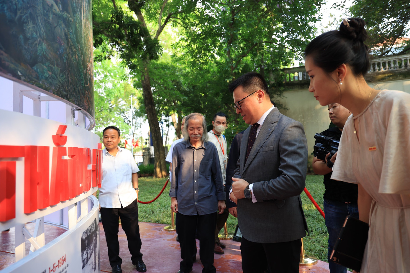 "Chúng tôi đánh giá bức tranh là kỳ tích của họa sĩ trẻ Việt Nam. Họ đã mang đến cho mỹ thuật Việt Nam một tác phẩm khẳng định, tôn vinh được những chiến sĩ Điện Biên năm xưa, những gương bộ đội Cụ Hồ", Chủ tịch Hội Mỹ thuật Việt Nam nêu. Ông bày tỏ sự xúc động khi ban tổ chức làm triển lãm tương tác, mang tính phổ quát, quảng bá ngày càng sâu rộng tác phẩm này.