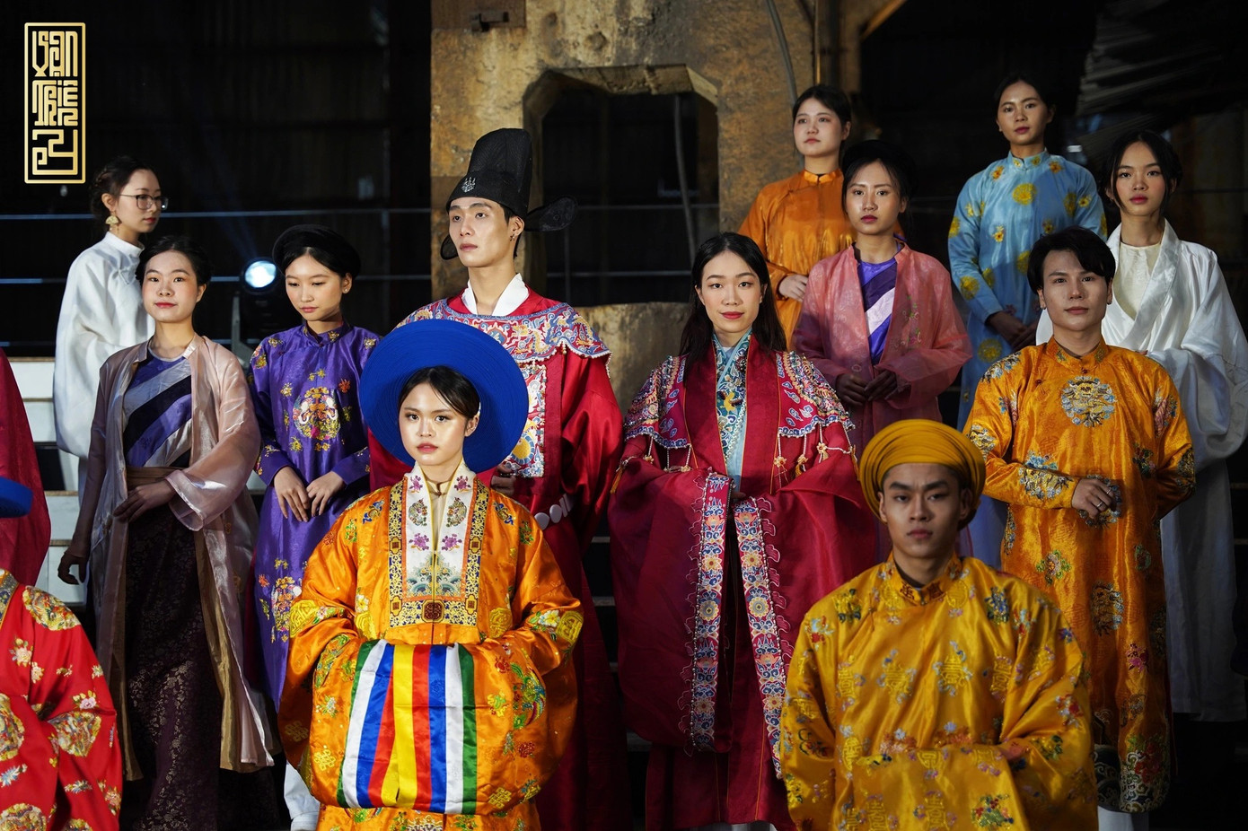 Cổ phục Việt ngày càng được giới trẻ quan tâm, đón nhận. Cổ phục Việt ngày càng được giới trẻ quan tâm, đón nhận.