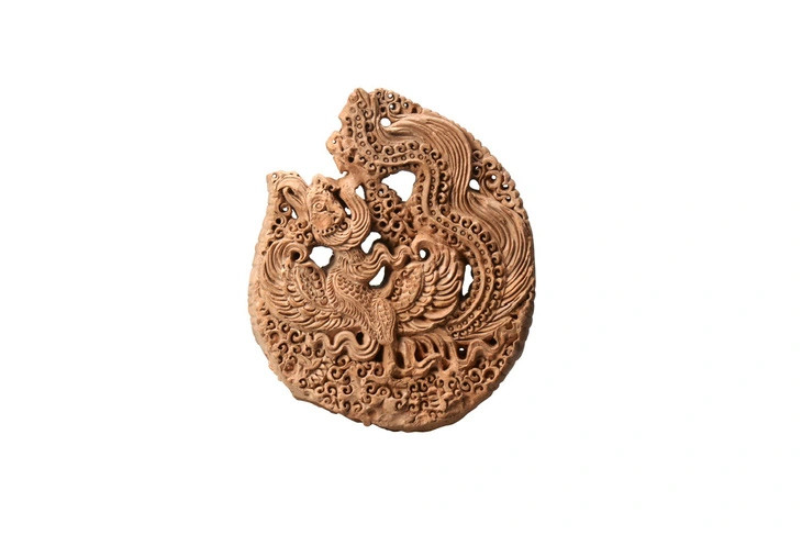 Ngoài thẻ bài, Trung tâm Bảo tồn di sản Thăng Long - Hà Nội còn có ba bảo vật khác cũng được công nhận bảo vật quốc gia lần này bao gồm Đao cẩn tam khí, lá đề trang trí phượng đất nung thời Lý và Mô hình đất nung kiến trúc thời Lê sơ. Đao cẩn tam khí niên đại thời Trần, thế kỷ XIV sở hữu hoa văn trang trí tinh xảo với nhiều đồ án khác nhau được trang trí nhắc lại ở hai mặt, tạo cảm giác hai mặt như một. Lá đề trang trí chim phượng đất nung thời Lý, niên đại thế kỷ XI. Mặc dù phần thân đã bị om, dập, mất phần bệ nhưng so với những lá đề cùng loại đã được phát hiện, lá đề này là phiên bản còn đầy đủ và đẹp nhất. Mô hình đất nung kiến trúc thời Lê sơ, niên đại thế kỷ XV là phần còn lại của một công trình hoàn thiện bao gồm một phần bộ mái và một phần bộ khung kết cấu.