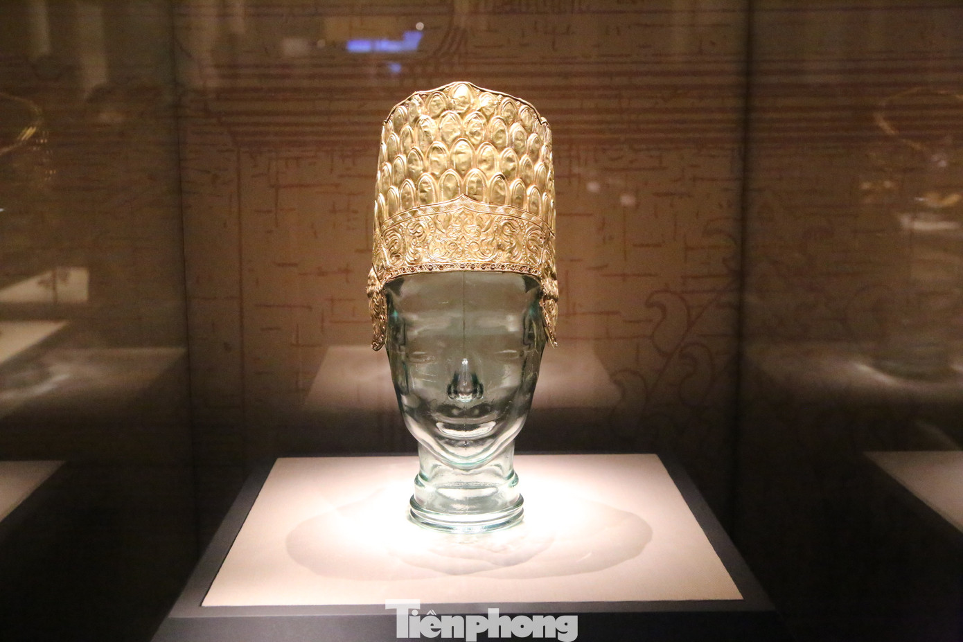 Mũ trang trí Makara và cánh hoa (niên đại thế kỷ 17-18).