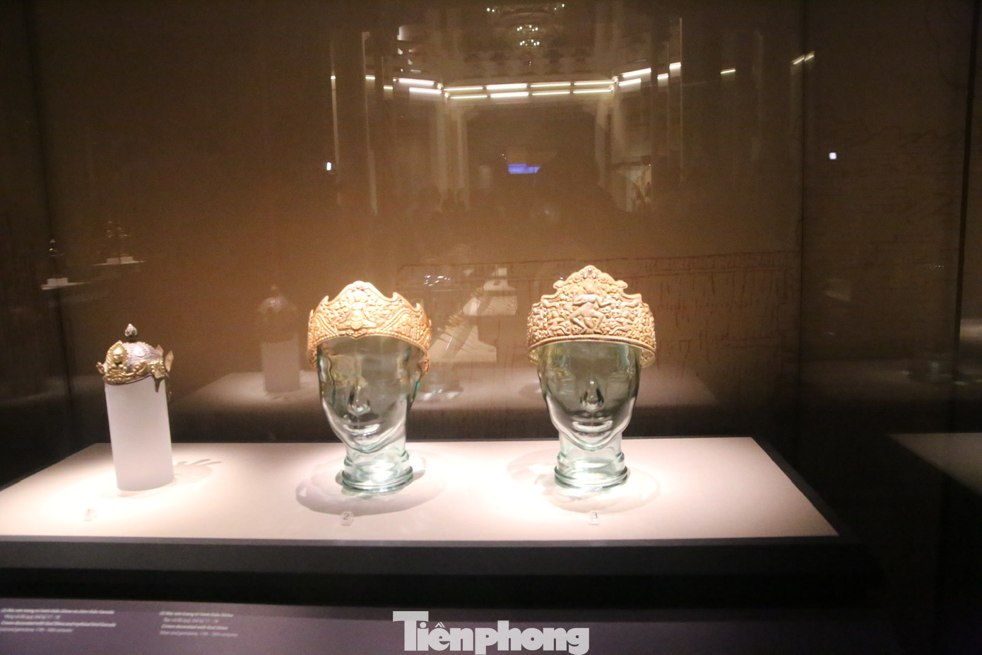 Hiện vật trang trí hình thần Shiva và chim thần Garuda được làm bằng vàng và đá quý.