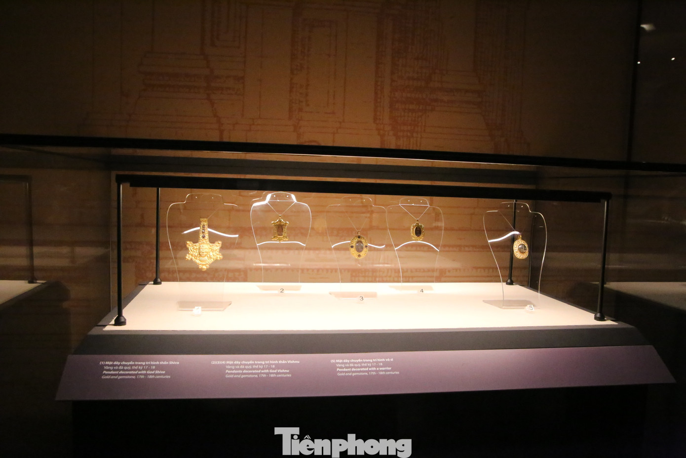 Một số loại hình hiện vật đặc sắc chất liệu vàng, bạc của văn hóa Champa. Văn hóa Champa chịu ảnh hưởng của văn hóa Ấn Độ và Java, với những sáng tạo riêng biệt đã tạo nên những phong cách nghệ thuật đặc sắc, đỉnh cao như Mỹ Sơn, Đồng Dương, Tháp Mẫm...