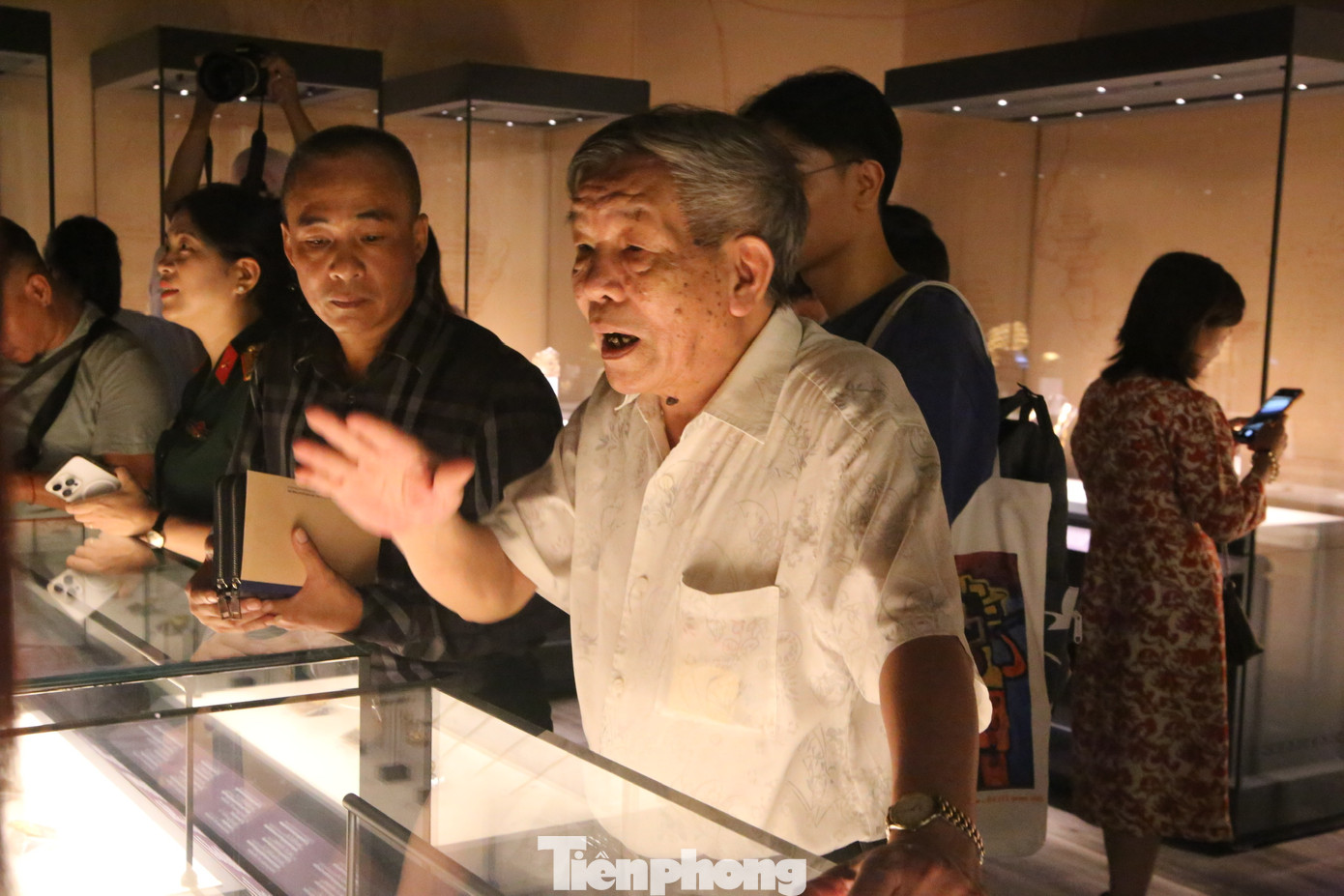 TS. Phạm Quốc Quân - Ủy viên Hội đồng Di sản văn hóa quốc gia - chia sẻ về những giá trị của báu vật Champa.