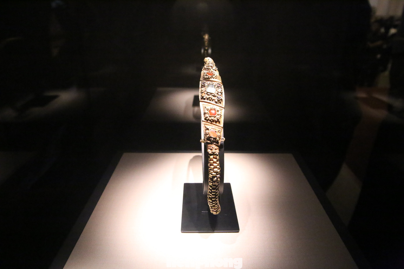 Thắt lưng có hoa văn đặc sắc.