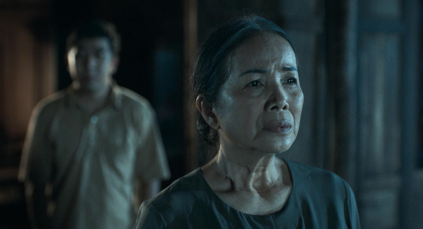 Đảm nhận nhân vật người mẹ tần tảo, hết lòng vì con cháu là NSƯT Minh Trang. Bà già đi bụi xoay quanh bà Năm trên hành trình thực hiện ước mơ tuổi xế chiều. Bà cho rằng khi đã hoàn thành nhiệm vụ nuôi dạy, chăm sóc con cháu nên người, bà sẽ có cuộc sống như mình mong muốn. Tuy nhiên, không ai hiểu, thông cảm cho những mong ước đó của bà.