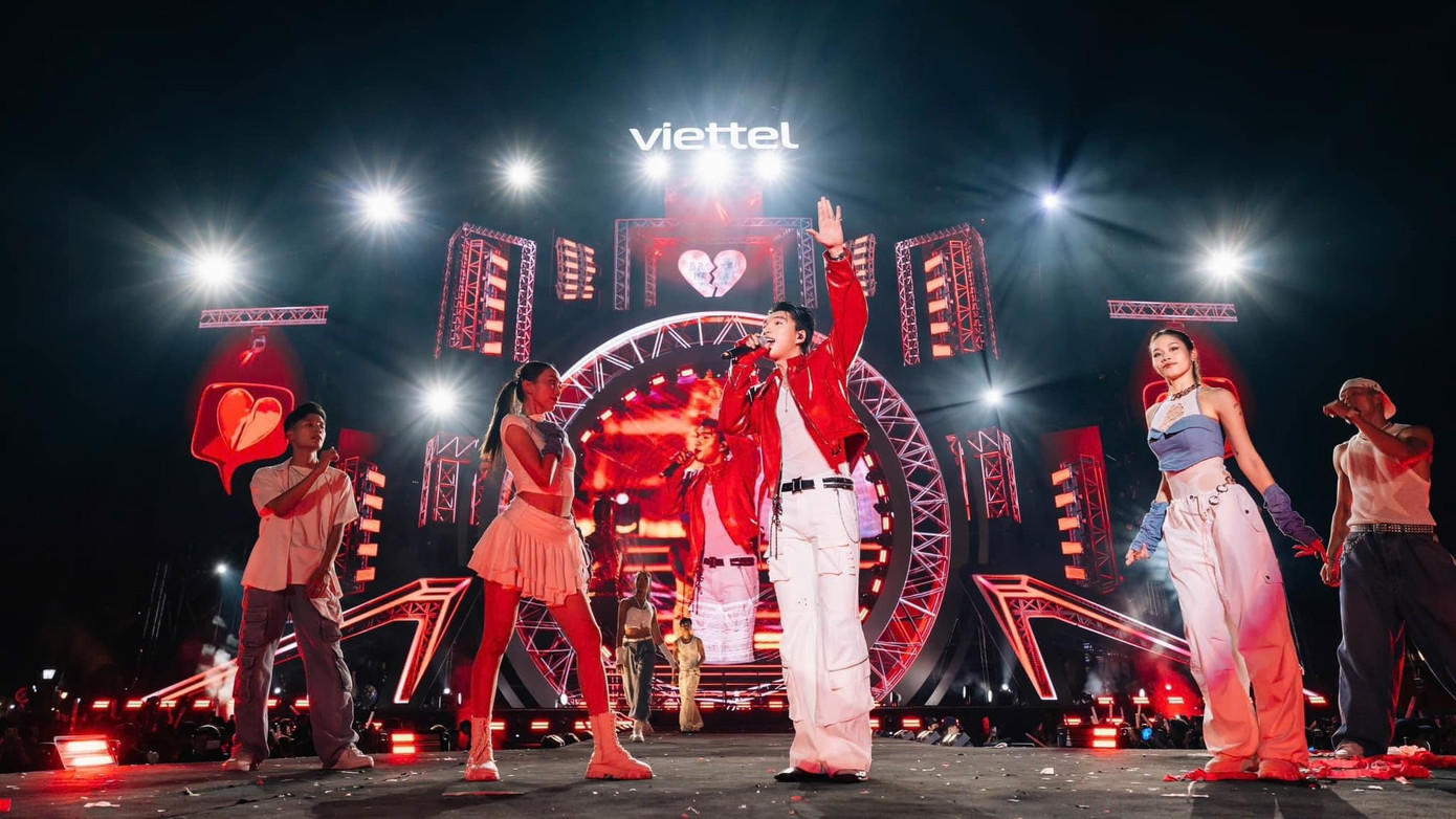 Đêm nhạc Y-Fest quy tụ dàn nghệ sĩ nổi tiếng bậc nhất hiện nay.