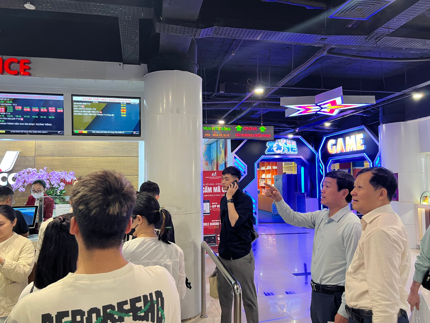 Thanh tra Bộ VHTTDL kiểm tra việc thực hiện quy định độ tuổi xem phim tại Trung tâm Chiếu phim quốc gia.