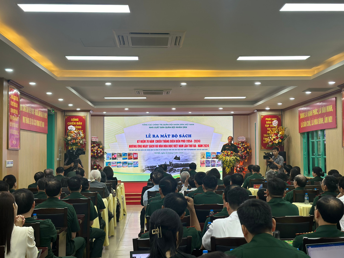 Lễ ra mắt bộ sách được tổ chức sáng 16/4 tại Hà Nội.