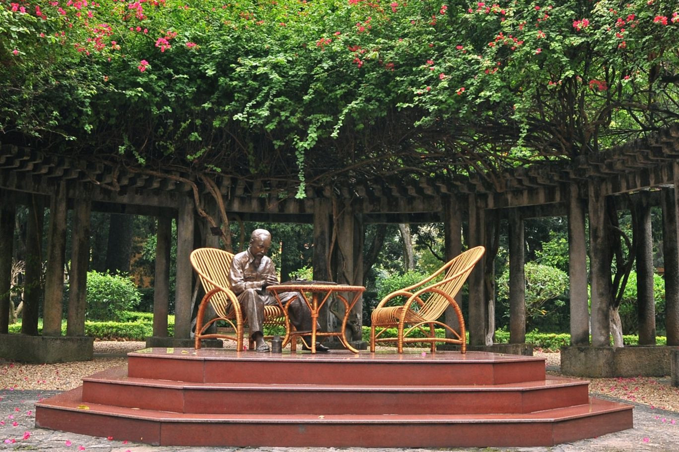 Khu di tích Chủ tịch Hồ Chí Minh tại Phủ Chủ tịch là nơi lưu giữ những dấu ấn về cuộc đời, hoạt động cách mạng cùng những đóng góp to lớn của Người cho sự nghiệp cách mạng dân tộc.