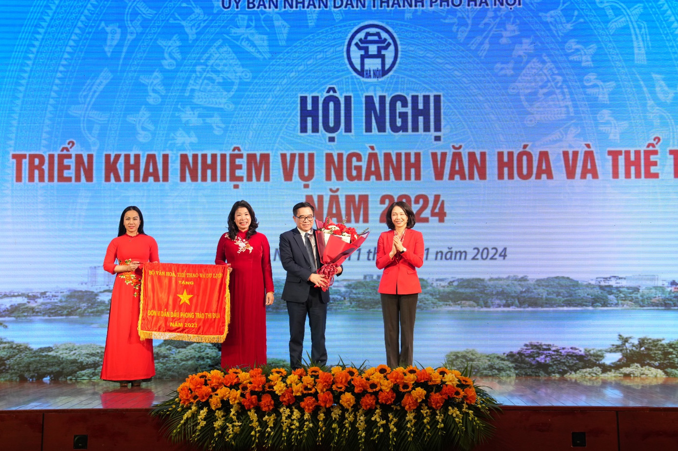 Bộ Văn hóa, Thể thao và Du lịch tặng Cờ thi đua xuất sắc cho Sở Văn hóa và Thể thao Hà Nội.